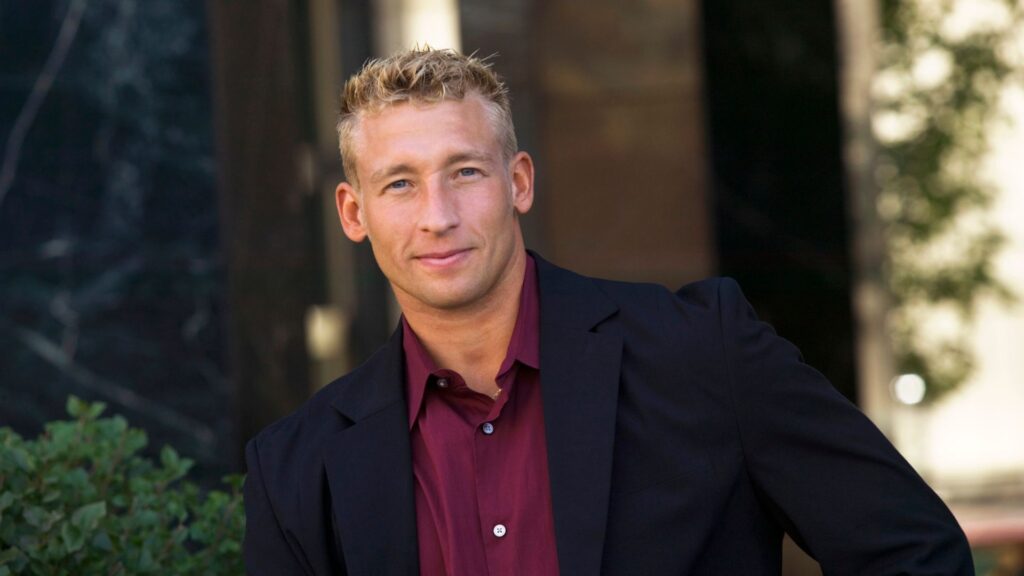 Outdoor Headshots: A Modern Approach to Professional Photography