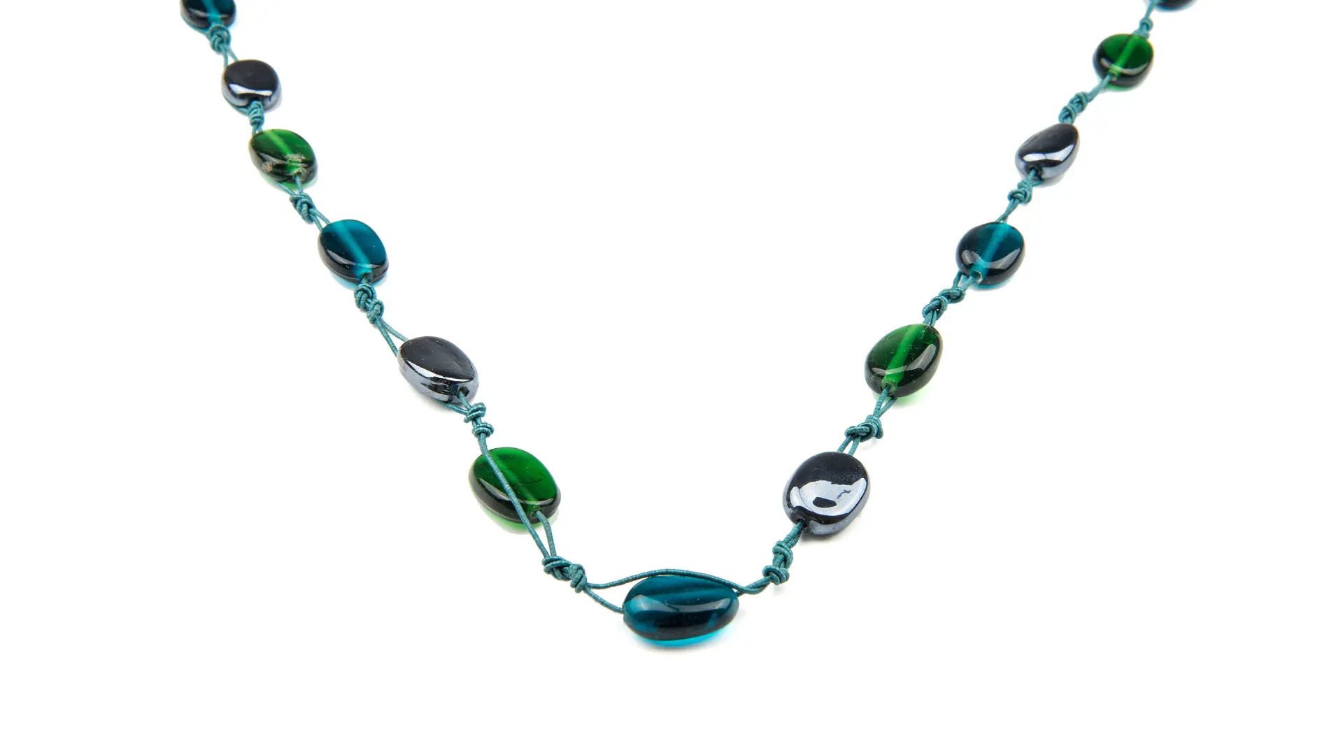 Choosing the right background for emerald necklace photography to enhance visual appeal
