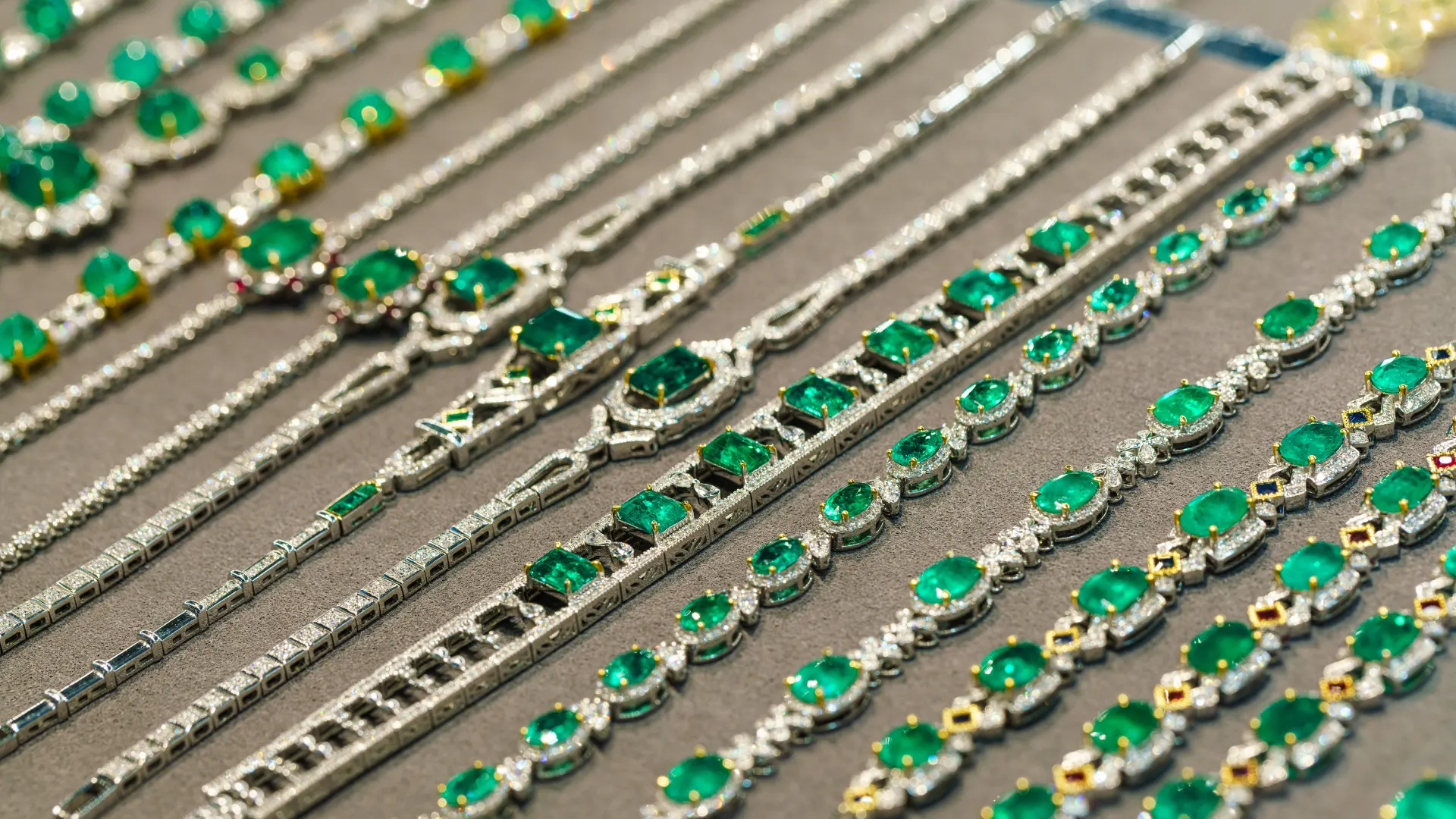 Lighting techniques for emerald necklace photography to enhance sparkle and color