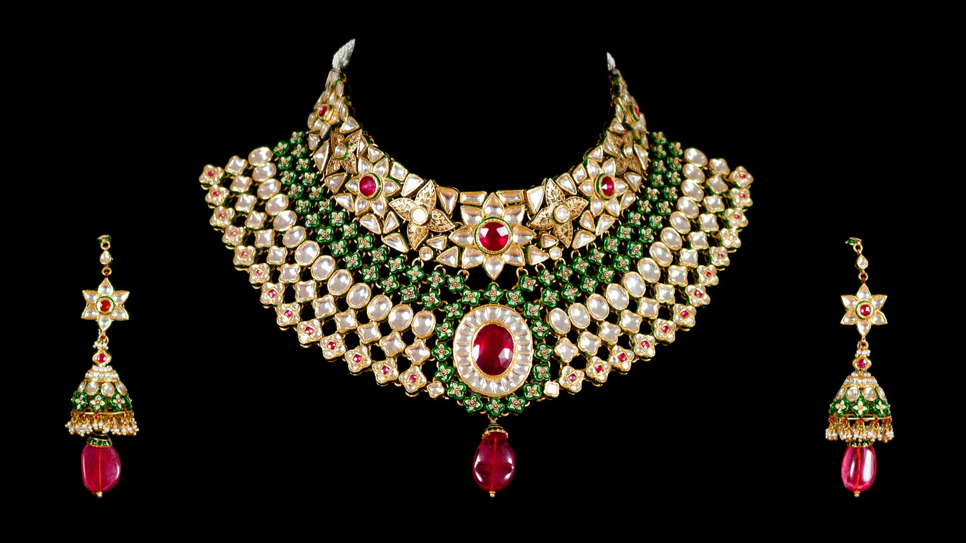 Understanding emerald necklace photography to capture color, clarity, and elegance