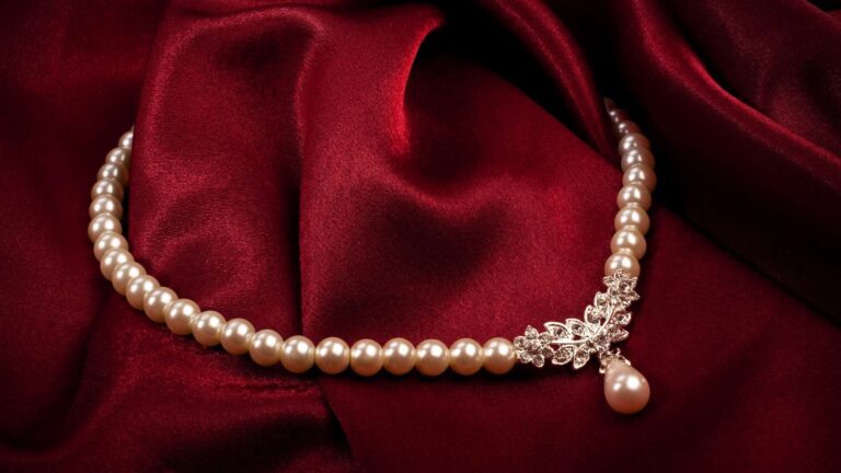 pearl necklace photography
