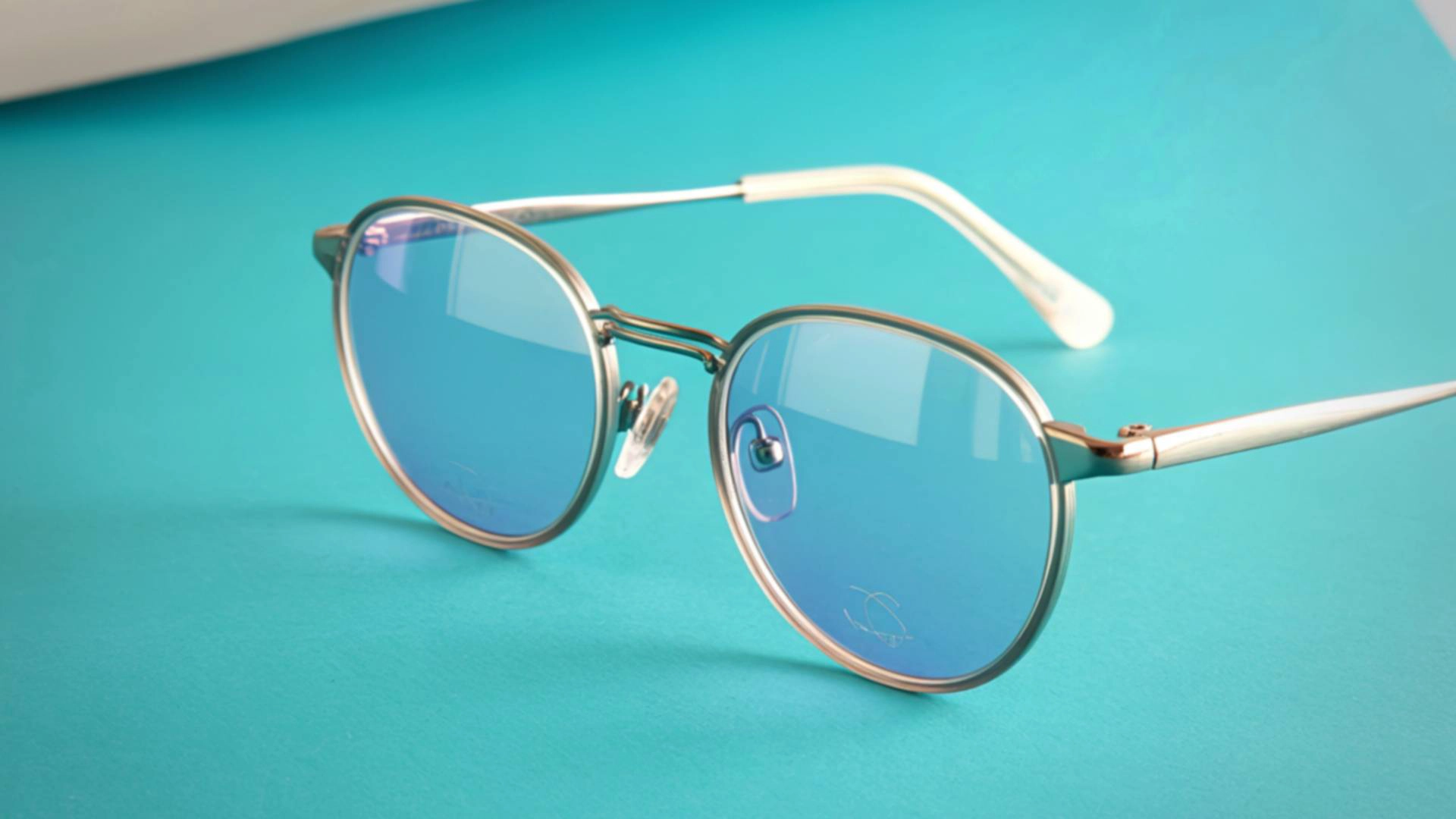 What is eyeglass glare and How to Remove Eyeglass Glare in Photoshop